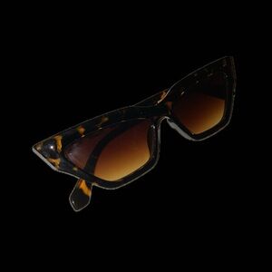 2/$15 | glasses | Brown tortoiseshell cat eye sunglasses with gold chain accent